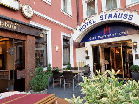 Front view of Hotel Strauss